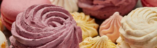 Délicieux zéphyr doux avec de petites meringues roses, blanches et jaunes — Photo de stock