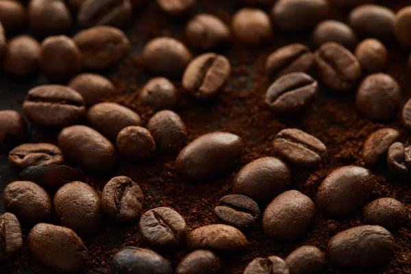 Granos de café tostados mezclados con café molido - foto de stock