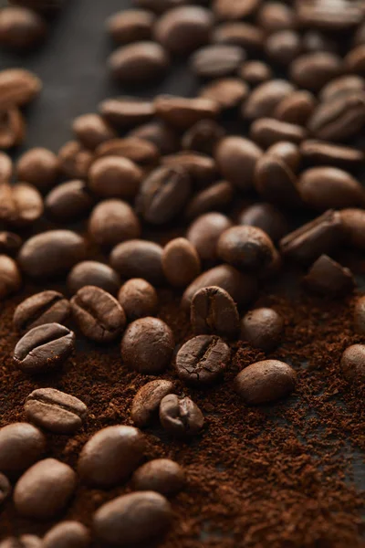 Café moído fresco aromático misturado com grãos de café — Fotografia de Stock