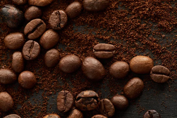 Chicchi di caffè torrefatto aromatici mescolati con caffè macinato — Foto stock