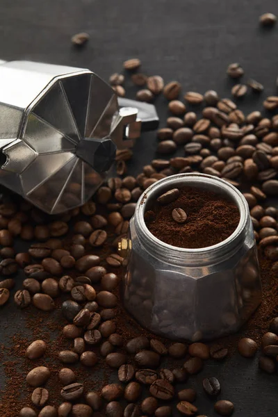 Macchina da caffè Geyser su superficie di legno marrone scuro con chicchi di caffè — Foto stock