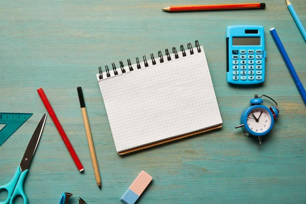 Vista superior de notebook em branco perto de material escolar na mesa de madeira — Fotografia de Stock