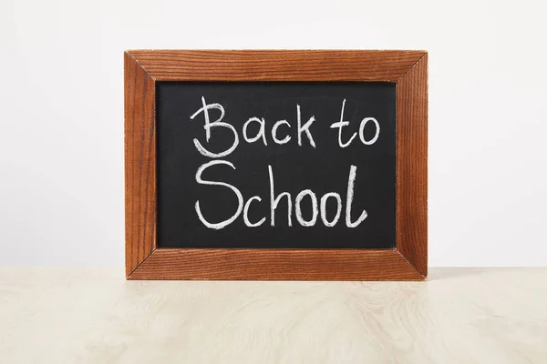 Tableau noir avec des mots de retour à l'école isolés sur blanc — Photo de stock