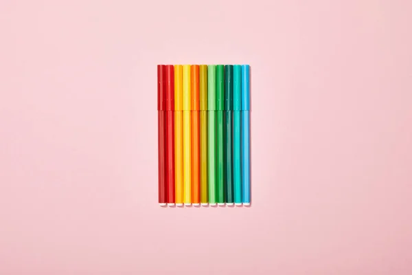 Вид зверху різнокольорові фетрові ручки ізольовані на рожевому — стокове фото
