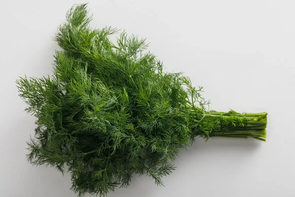 Pacchetto di aneto fresco aromatico verde su fondo bianco — Foto stock