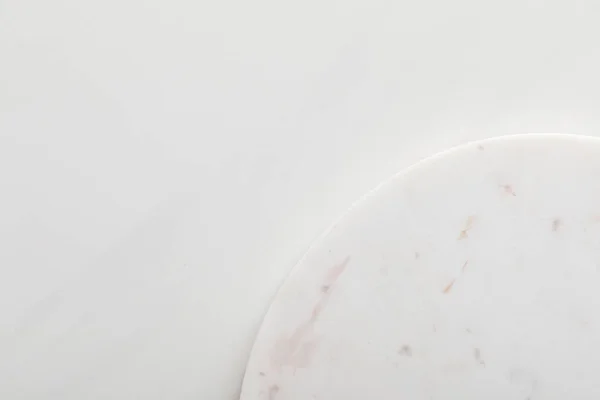 Saubere helle runde Marmoroberfläche auf weißem Hintergrund — Stockfoto