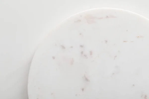 Leeres sauberes Licht runde Marmoroberfläche auf weißem Hintergrund — Stockfoto