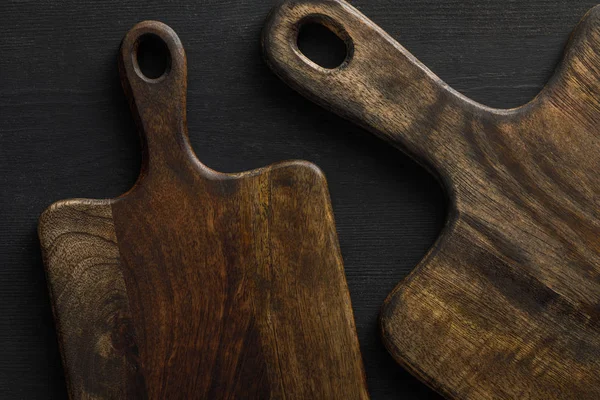 Top view of brown wooden cutting boards on dark surface — Stock Photo