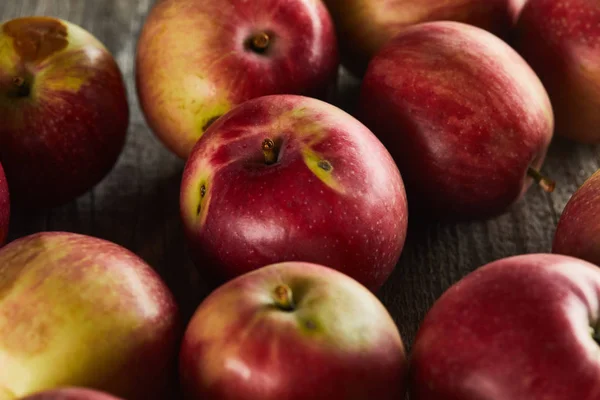 Manzanas rojas maduras en la superficie de madera marrón - foto de stock