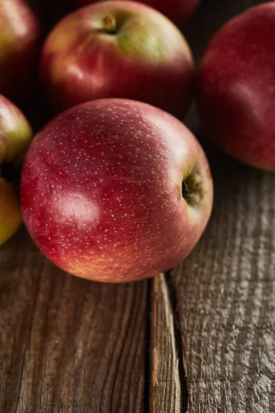 Süße reife Äpfel auf brauner Holzoberfläche — Stockfoto