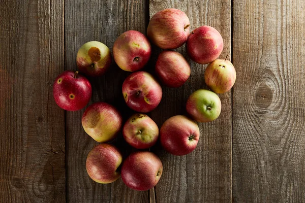 Vista superior de maçãs suculentas maduras na superfície de madeira marrom — Fotografia de Stock