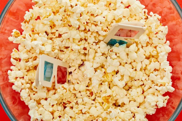 Top view of delicious popcorn in glass bowl with 3d glasses — Stock Photo