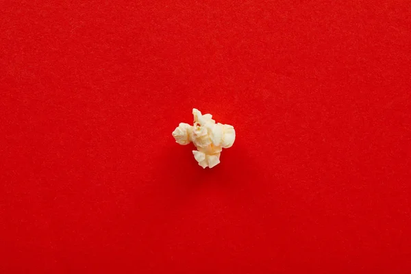 Vue du haut de pop-corn sucré sur fond rouge — Photo de stock