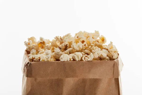 Deliciosas palomitas de maíz en una bolsa de papel aislada en blanco - foto de stock