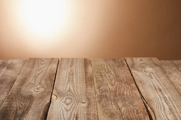Mesa de madera vacía sobre fondo marrón con linterna - foto de stock