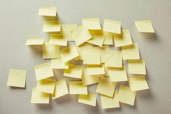 Yellow and empty sticky notes on grey — Stock Photo