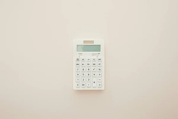 Vista superior de la calculadora aislada en beige - foto de stock