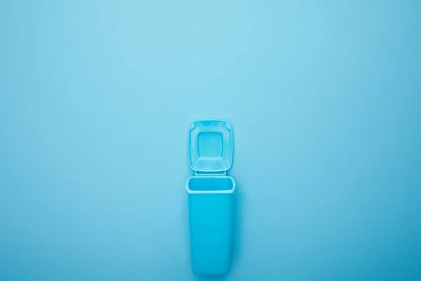 Top view of open blue recycle bin on blue background — Stock Photo