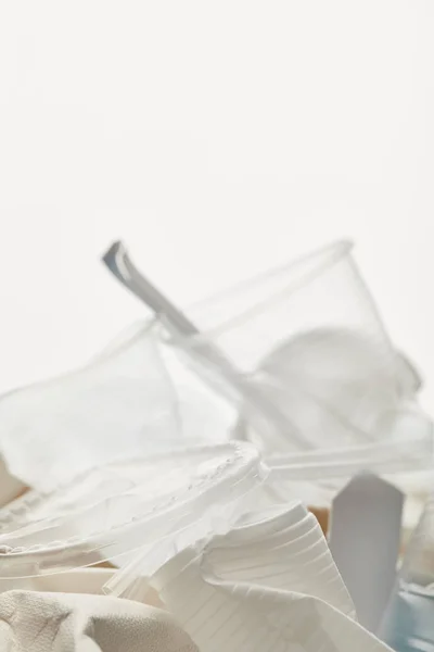 Nahaufnahme zerknüllter Plastikmüll isoliert auf weiß — Stockfoto