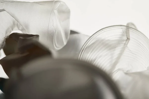 Nahaufnahme zerknüllter Plastikmüll mit Schatten auf weißem Hintergrund — Stockfoto