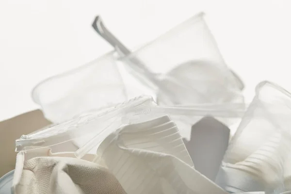 Nahaufnahme zerknüllter Plastik- und Pappmüll auf weißem Hintergrund — Stockfoto