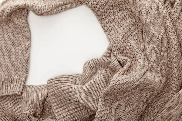 Vue du haut du pull marron tricoté sur fond blanc avec espace de copie — Photo de stock