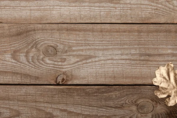Draufsicht auf Holz strukturierten Hintergrund mit Blattgold — Stockfoto
