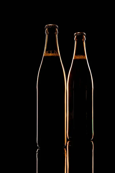 Verre de bière sur table en bois isolé sur noir — Photo de stock