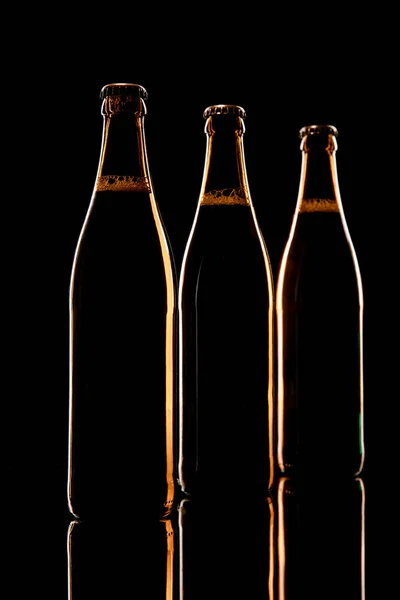 Verre de bière sur table en bois isolé sur noir — Photo de stock