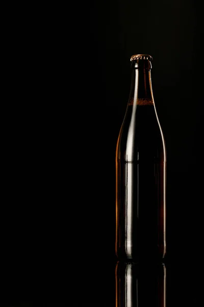 Bottiglia di vetro di birra isolata su nero — Foto stock