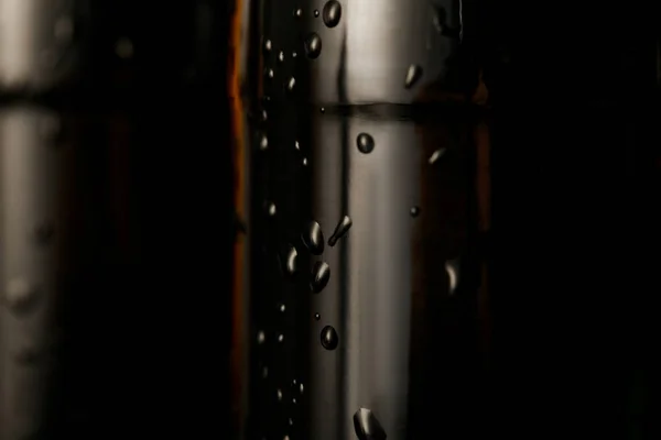 Nahaufnahme einer Glasflasche Bier mit Wassertropfen isoliert auf schwarz — Stockfoto