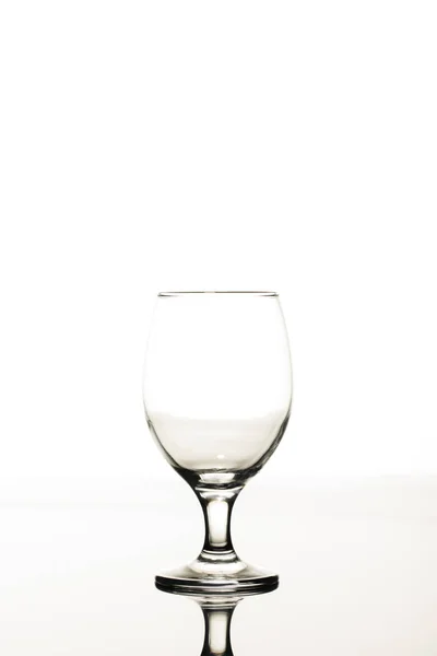 Vidrio transparente vacío aislado en blanco - foto de stock