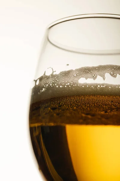 Крупним планом вид на келих пива з піною і бульбашками ізольовані на білому — стокове фото