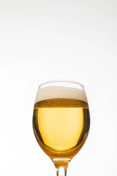 Niedrigwinkel-Ansicht eines Bierglases mit Blasen isoliert auf weiß — Stockfoto
