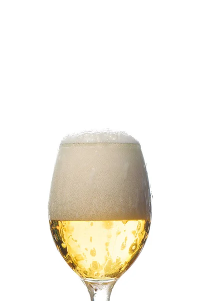 Nasses Glas Bier mit weißem Schaum isoliert auf weißem — Stockfoto