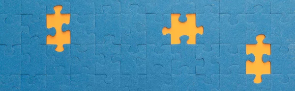 Plan panoramique de puzzle bleu avec des trous jaunes — Photo de stock