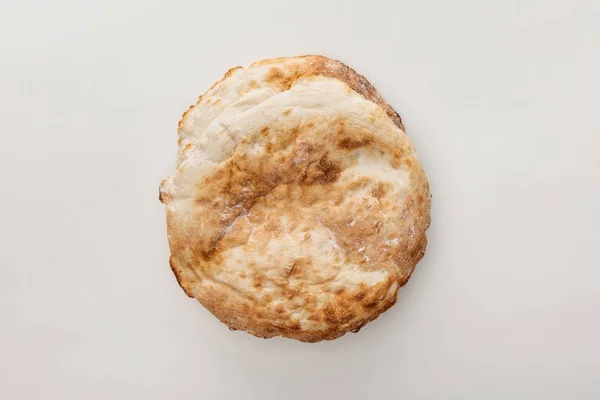 Vista superior de pão lavash isolado em branco — Fotografia de Stock