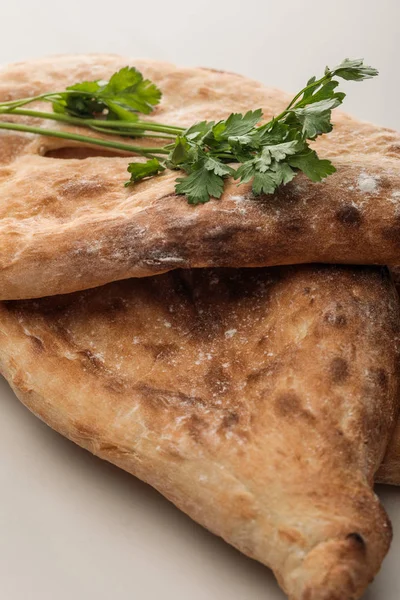 Pain lavash avec de la verdure fraîche sur la surface blanche — Photo de stock