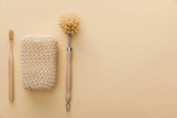 Vista superior de la esponja de baño natural cerca del cepillo de dientes y el cepillo de cuerpo sobre fondo beige - foto de stock