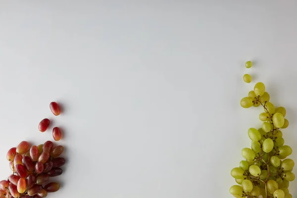 Vue de dessus du raisin rouge et vert sur fond blanc — Photo de stock