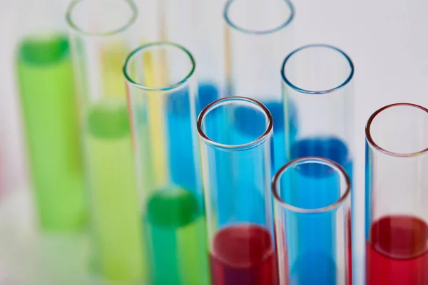 Vista de perto de tubos de ensaio de vidro com líquido colorido — Fotografia de Stock