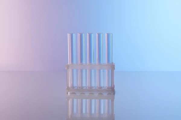 Tubos de ensayo de vidrio vacíos sobre fondo azul - foto de stock