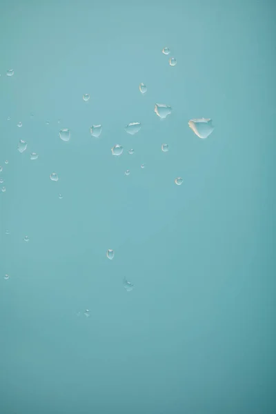 Gotas de agua clara sobre fondo azul - foto de stock