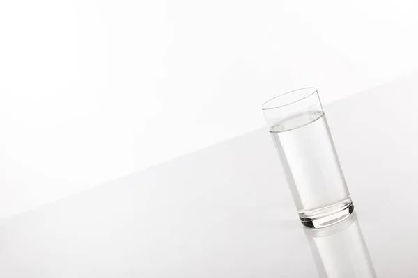 Eau douce claire dans un verre isolé sur blanc — Stock Photo