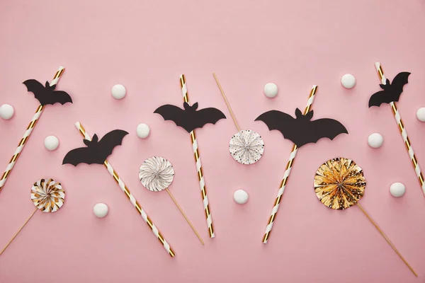 Vista superior de morcegos em paus no fundo rosa, decoração de Halloween — Fotografia de Stock