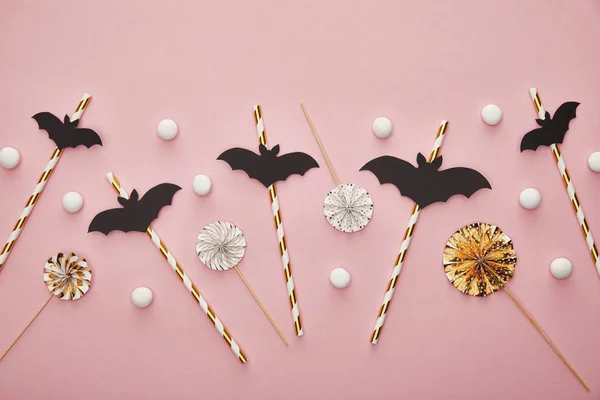 Vista superior de los murciélagos en palos sobre fondo rosa, decoración de Halloween — Stock Photo