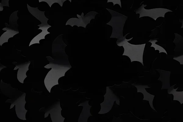 Верхний вид бумажных летучих мышей на черном фоне, Хэллоуин украшения — стоковое фото