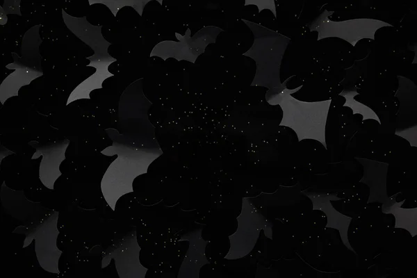 Vista superior de morcegos de papel no fundo preto, decoração de Halloween — Fotografia de Stock