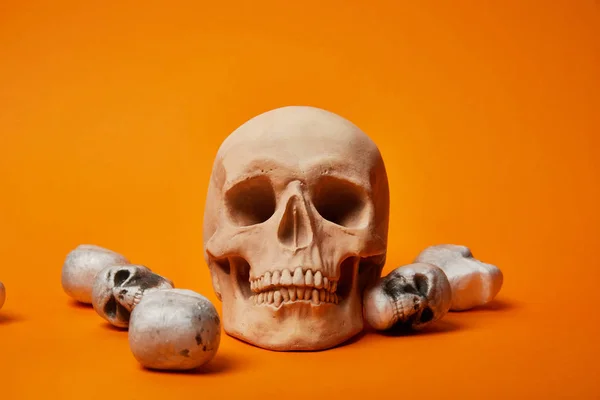 Skulls on orange background, Halloween decoration — Stock Photo