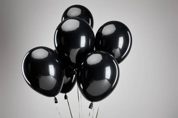 Haufen schwarzer Luftballons auf grauem, schwarzem Freitag-Konzept — Stockfoto